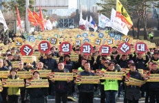 양대노총 공공부문노조, 국회 앞서 1만2000명 민영화 반대 시위