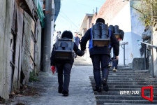 [이미지 다이어리] 언덕길 오르는 연탄천사