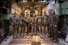 군복 입은 23살 공주의 남다른 포스…공수 작전에 조종사로 참여