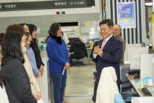 이필형 동대문구청장 종합민원실 연장근무 직원 격려