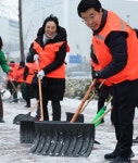 서강석 송파구청장, 잠실역 부근 제설 작업 땀 뻘뻘