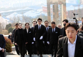 [포토] 창원 3.15민주묘지 찾은 한동훈 위원장