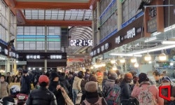 차례는 안 지내도 떡국은 먹고싶어…이맘때 시장풍경 달라졌네