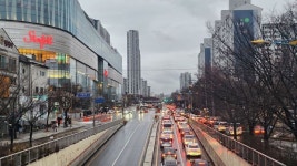 [르포]400m에 5분 고달픈 퇴근길…준공승인 못받고 개장한 스타필드수원