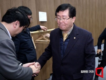 [포토] 설훈, 탈당 기자회견을 마친 뒤