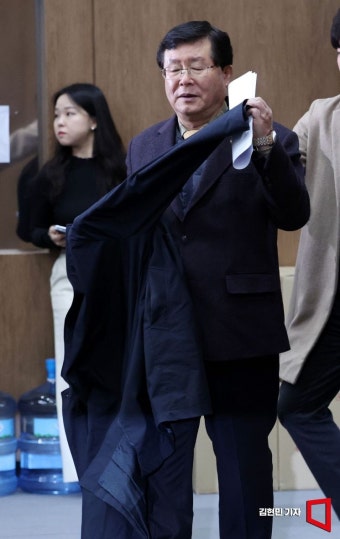 [포토] 탈당 선언, 옷 벗는 설훈