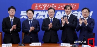 [포토] 손 맞잡은 이재명·조국 