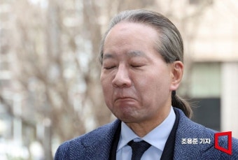 [포토] 굳은 표정으로 기자 질문 듣는 주수호 위원장