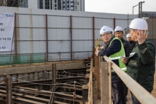 김경호 광진구청장, 자양4동 전통시장 공영주차장·아차산 동행숲길 조성 현장 찾아