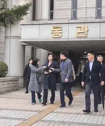 [포토] 법원 나서는 노소영 아트센터 나비 관장