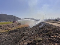 사천 제방 갈대밭서 ‘불’ … 2600㎡ 잿더미
