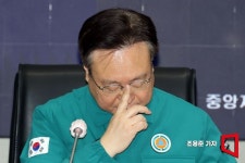 [포토] 안경 고쳐쓰는 조규홍 복지부 장관
