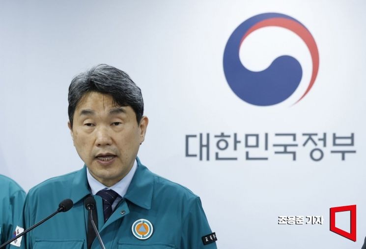2026년 의대 정원 동결, 2027년부터 추계위원회 결정 주장하는 의과대학 학장들과 협조 강조하는 이주호 부총리