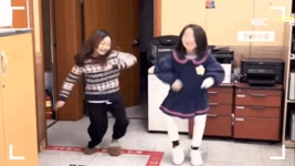 경찰아저씨 힘내세요 파출소 찾아간 소녀들, 나루토춤 응원