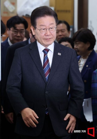 [포토] 최고위원회의 참석하는 이재명