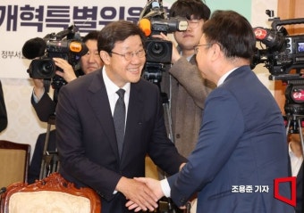 [포토] 조규홍 장관과 악수하는 노연홍 위원장
