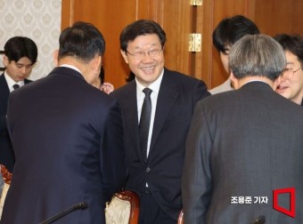 [포토] 위원들과 인사하는 노연홍 의료개혁특별위원장