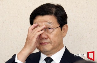 [포토] 안경 만지는 노연홍 의료개혁특위 위원장