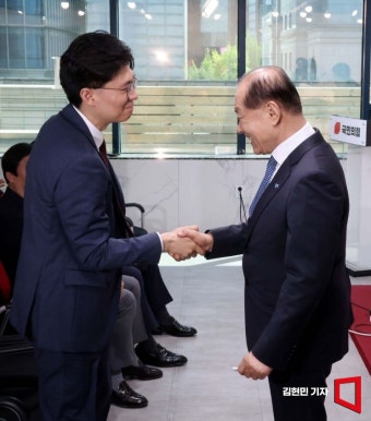 [포토] 총선 백서 특위서 악수하는 황우여·조정훈