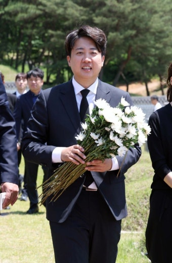 이준석, 영남서 기른 국화 1천송이 5·18 묘지 헌화