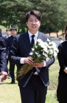 이준석, 영남서 기른 국화 1천송이 5·18 묘지 헌화