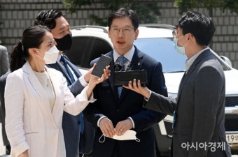일시 귀국하는 '친문 적자' 김경수, 비명 구심점 되나