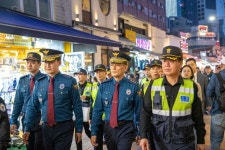현장 속으로 시민 속으로…경찰, 경의선 책거리·홍대입구 합동 순찰