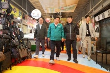 박강수 마포구청장, 아현시장 보행도로 포장 개선공사 현장 점검