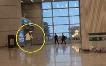 이게 왜 진짜?…인천공항 내부서 테니스치는 커플[영상]