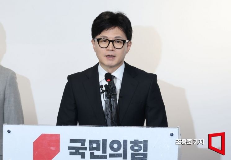 한동훈 대표, 가상자산 과세 2년 유예 약속…당원게시판 논란과의 공방 여파