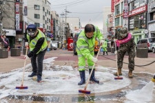 관광지 지저분?... 홍대 레드로드 365일 24시간 ‘청정’