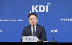 효과 미미한 전기차 보조금…충전기 보급이 더 유리