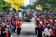 [포토] 한우 축사 상여 들고 이동하는 농민들