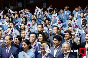 [포토] 태극기 흔드는 파리올림픽 선수단