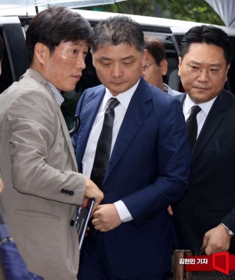 [포토] 카카오 김범수 구속심사 출석…취재진 질문엔 '묵묵부답'