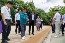 맨발 걷기 열풍! ...마포구 부엉이근린공원 ‘맨발 황톳길’ 생긴다