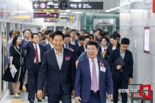 [포토] 승강장 둘러보는 오세훈 서울시장-백경현 구리시장
