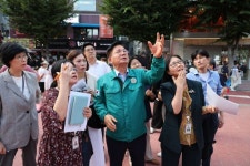 박강수 마포구청장, 홍대 레드로드 재난문자전광판 설치 장소 살펴