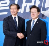 [포토] 손잡은 이재명-조국