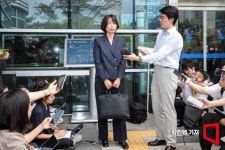 변호사노소라법률사무소 | [포토] 입장 밝히는 노소영 관장 측 변호인