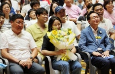 금메달 안세영, 전남 나주 금의환향