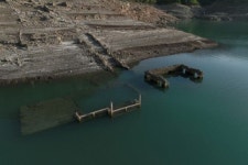 역대급 가뭄에 저수지 마르자…45년전 수몰된 마을 수면 위로