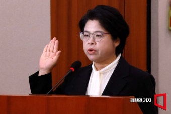 [포토] 선서하는 김복형 헌법재판관 후보자