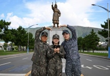 해군 가족, “소아암 환우를 위해 머리카락·기부금 전달”