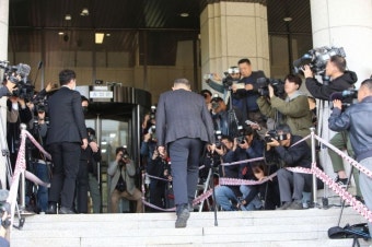 ‘공천 개입 의혹’ 명태균, 검찰 출석 … “단돈 1원도 안 받아”