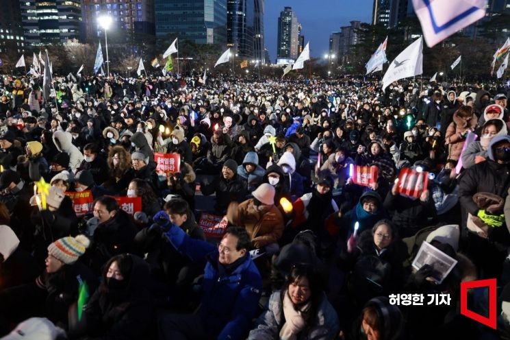 광주서 윤석열 탄핵 찬반 집회, 2만명 모여 분열 우려 환기