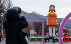 [포토] 시민 눈길 끄는 오징어게임 조형물