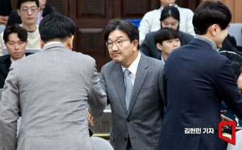 [포토] 원내대책회의 참석하는 권성동 권한대행