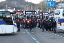 남태령 경찰차벽 28시간만에 철수…트랙터 농민들, 대통령 관저 향해