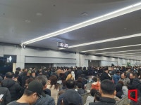 [르포] 부랴부랴 왔는데, 속이 타들어간다…혼란의 무안공항 1층 대합실